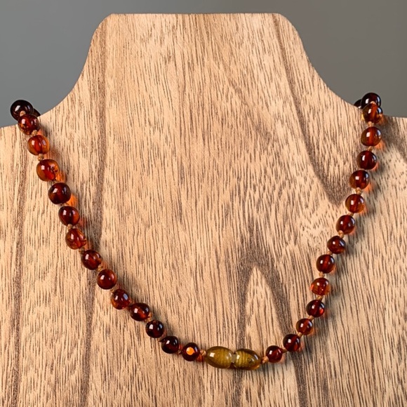 Vintage 19” Cognac Amber Beaded Necklace – Knotted, Graduated Beads, Screw Clasp - Picture 3 of 4